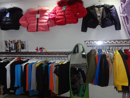 長春市中東的市場內有一營業中精品女裝出兌